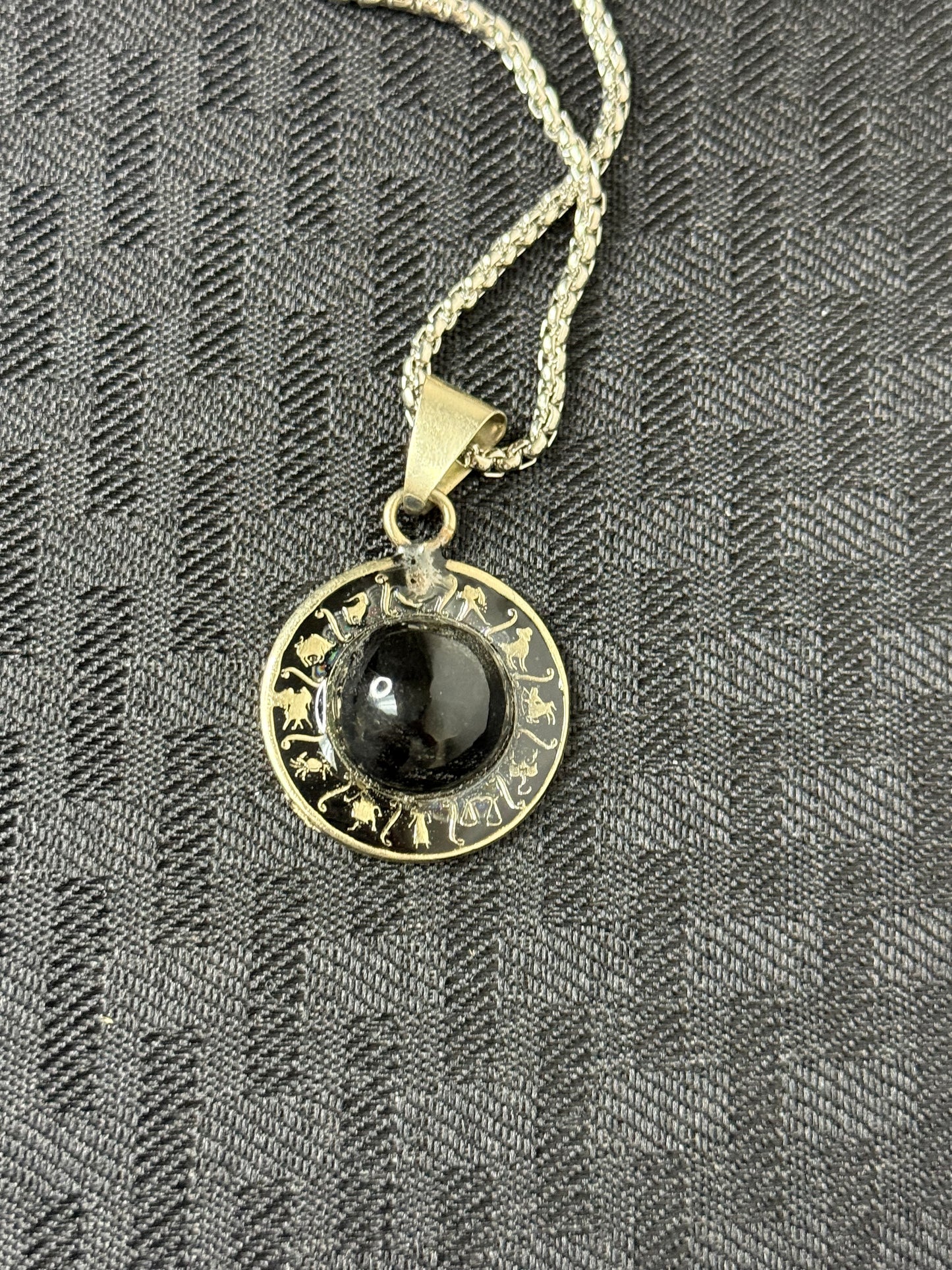 Dije Onyx y Tetragrammaton